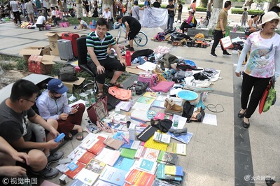 濟南跳蚤市場火爆開場 大學生變身攤主兜售二手日用品
